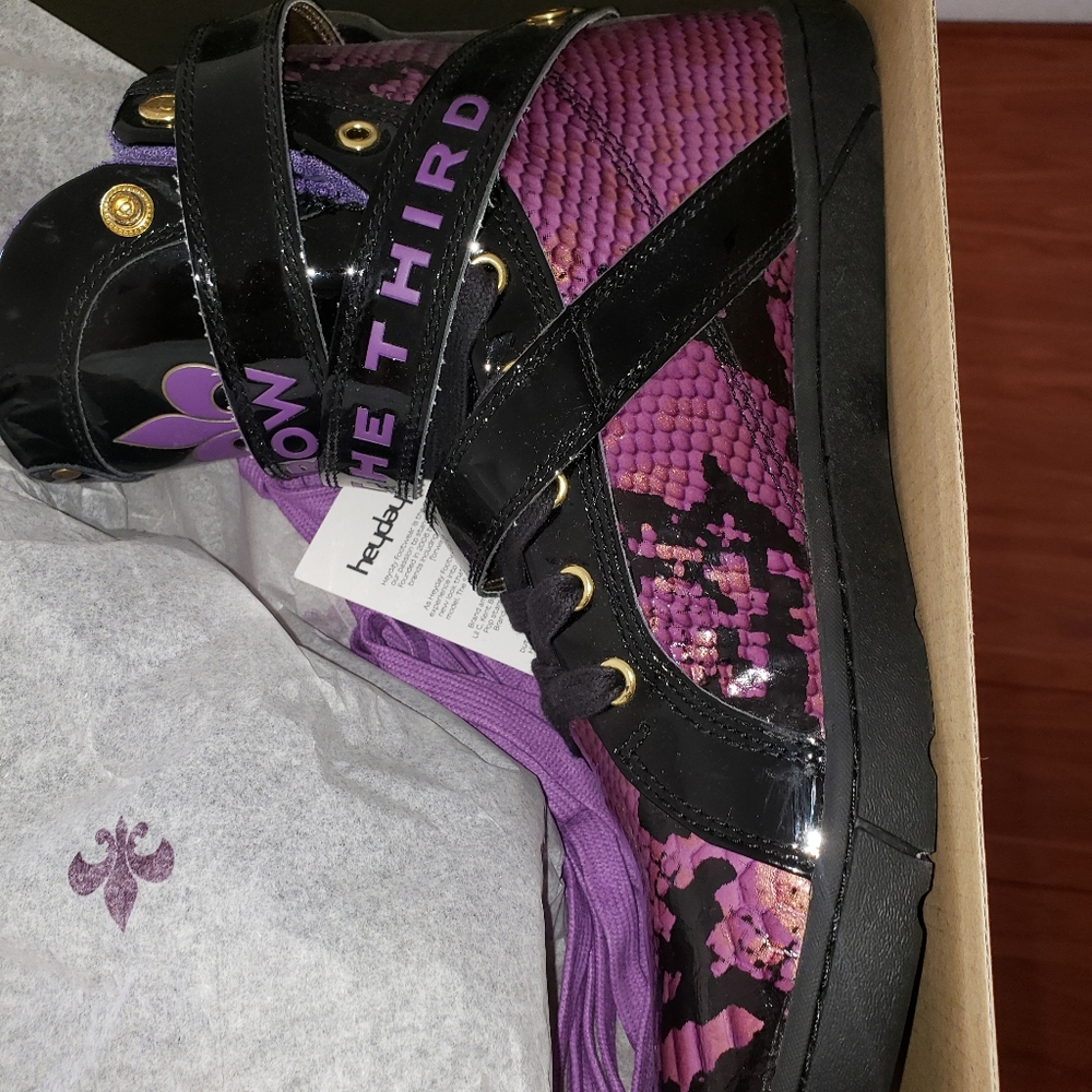 Sneakers size 10